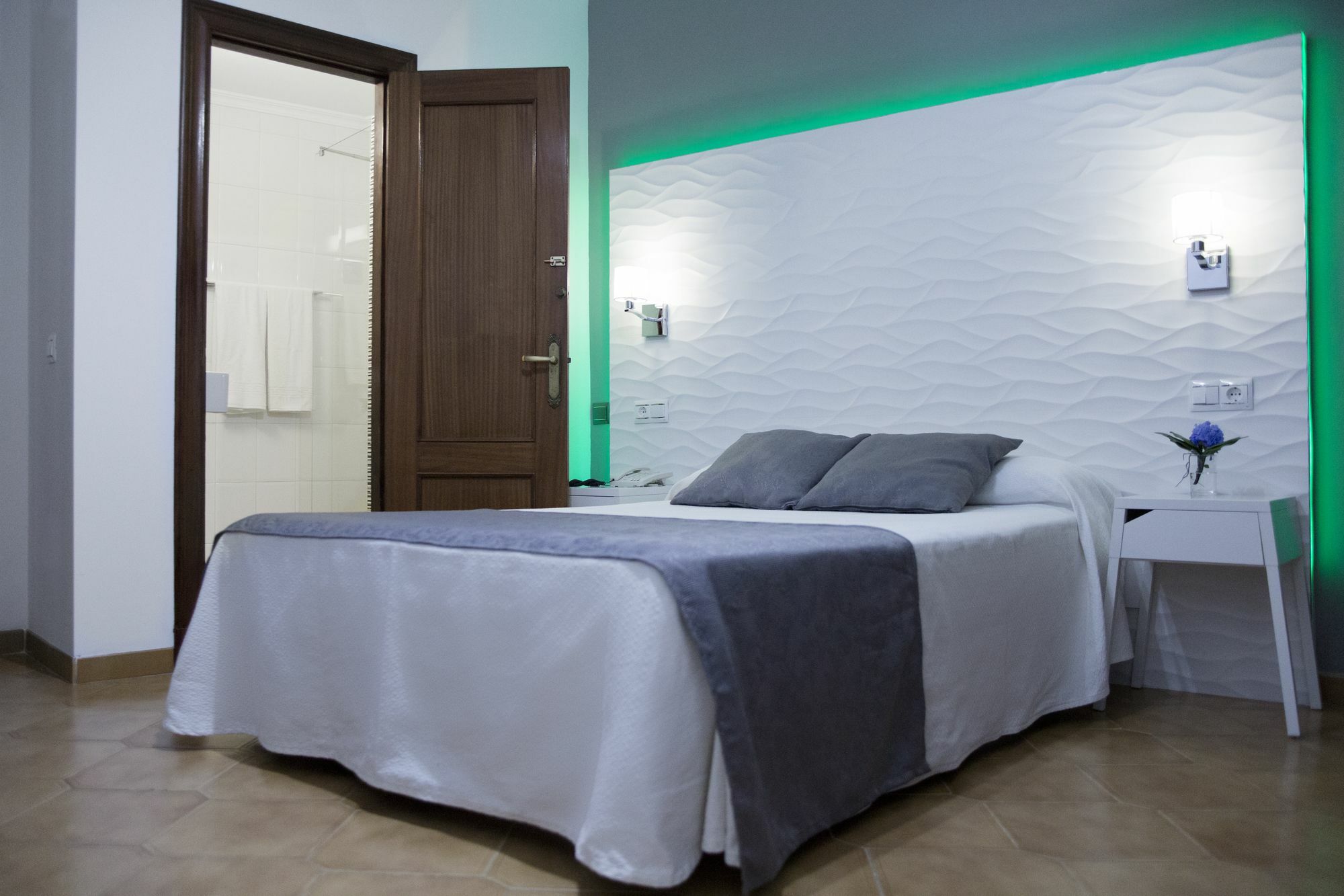 נרחה Hostal Alhambra - Adults Only מראה חיצוני תמונה